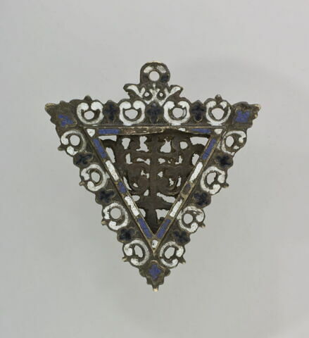 Médaillon triangulaire en cuivre émaillé, orné d'une croix, image 2/2