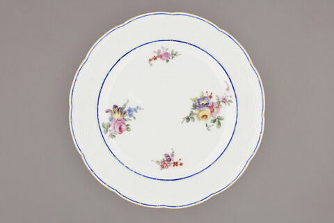 Assiette "à osier", d'un ensemble de soixante-huit (TH 951 à 1018), d'un service (TH 809 à 1066)
