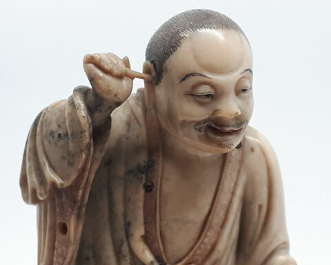 Le luohan Najia Xina 那伽犀那 en train de se gratter l'oreille, image 6/7