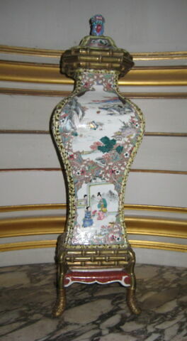 Vase en forme de balustre à quatre pans, d'une paire (TH 470), image 2/2