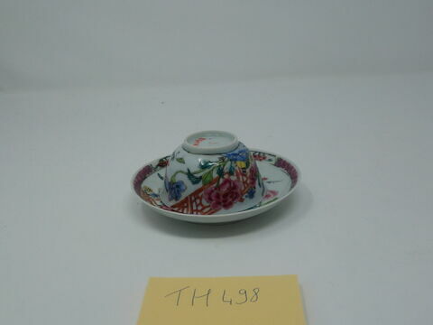 Tasse à thé avec soucoupe en porcelaine 