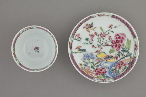 Tasse à thé avec soucoupe en porcelaine 