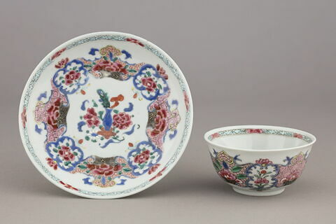 Tasse à thé et soucoupe d'un ensemble de trois (TH 505 à 507)