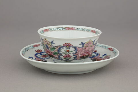 Tasse à thé et soucoupe d'un ensemble de trois (TH 505 à 507), image 3/3