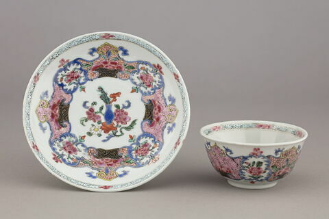 Tasse à thé et soucoupe d'un ensemble de trois (TH 505 à 507)