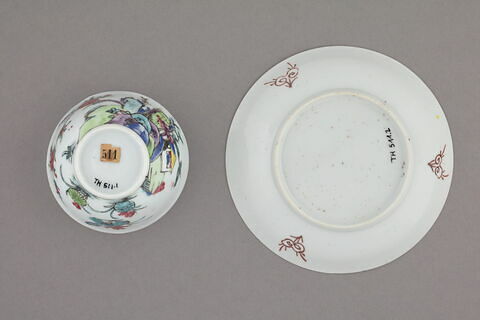 Tasse à thé avec soucoupe en porcelaine 