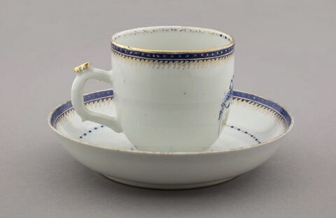 Tasse haute à anse et soucoupe (TH 548 à 550), image 2/4