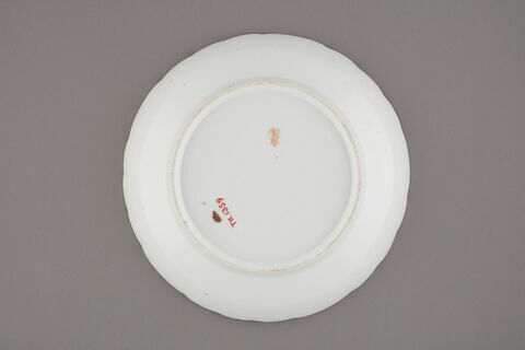Compotier rond à bords festonnés et à côtes à l'intérieur, d'un ensemble de dix (TH 1354 à 1363), image 2/5