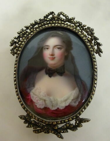 Médaillon peint sur émail d'un portrait en buste de femme