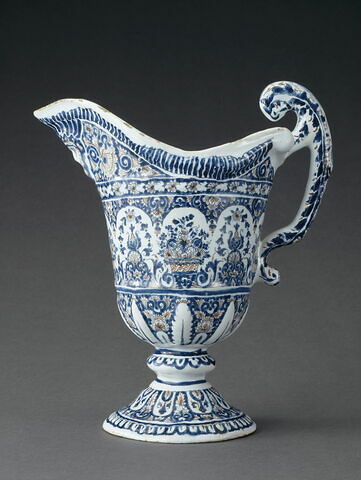 Aiguière-casque à décor de lambrequins, image 3/8