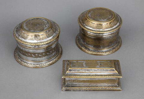 Boîte de toilette ronde en métal plaqué (d'une paire OA 9939 b), image 3/4