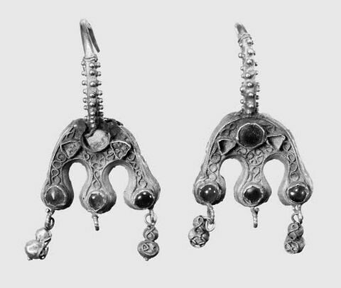 Boucle d’oreilles à étrier à trois suspensions (chaton aux trois extrémités), d'une paire (BJ 346), image 5/5