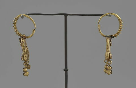 Boucle d’oreilles à étrier à trois suspensions (chaton aux trois extrémités), d'une paire (BJ 346), image 3/5