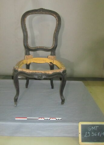 Chaise d'un ensemble de 38