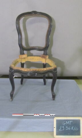 Chaise d'un ensemble de 38