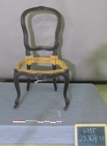 Chaise d'un ensemble de 38
