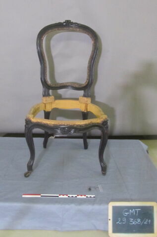 Chaise d'un ensemble de 38
