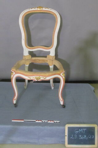 Chaise d'un ensemble de 38