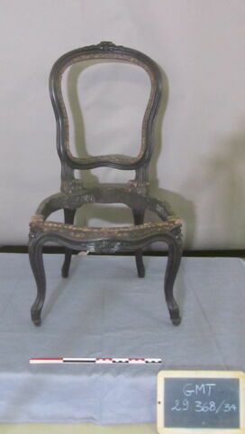 Chaise d'un ensemble de 38