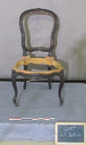 Chaise d'un ensemble de 38