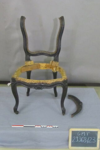 Chaise d'un ensemble de 38