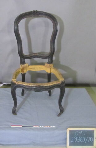Chaise d'un ensemble de 38