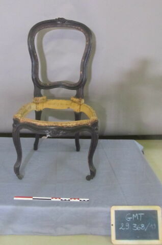 Chaise d'un ensemble de 38
