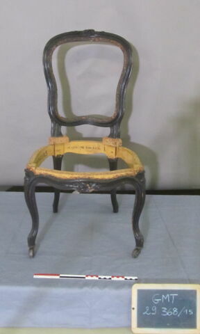 Chaise d'un ensemble de 38