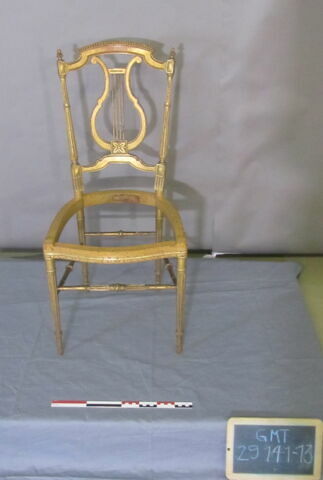 Chaise d'un ensemble de 38