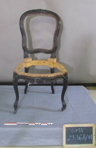 Chaise d'un ensemble de 38