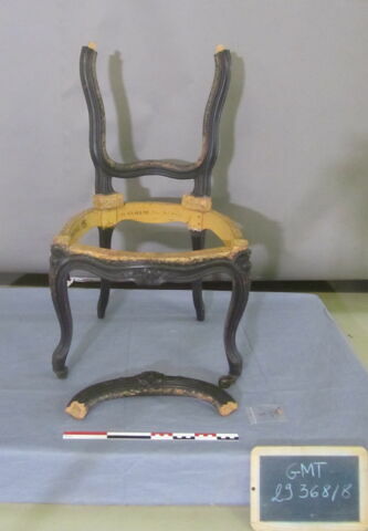Chaise d'un ensemble de 38