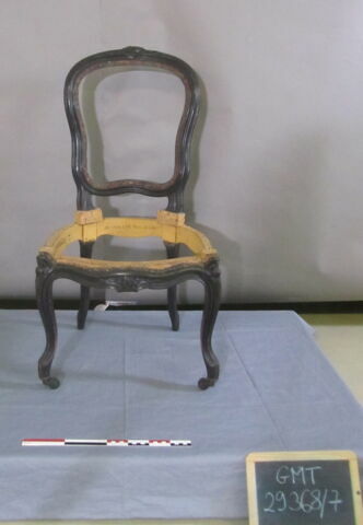 Chaise d'un ensemble de 38