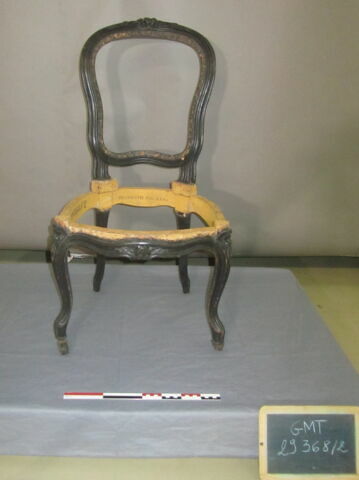 Chaise d'un ensemble de 38