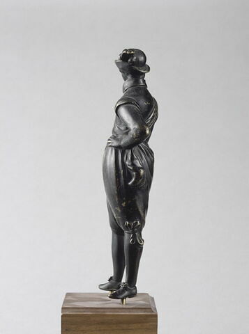 Statuette : jeune homme aux gants, image 2/5
