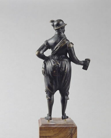 Statuette : jeune homme aux gants, image 3/5