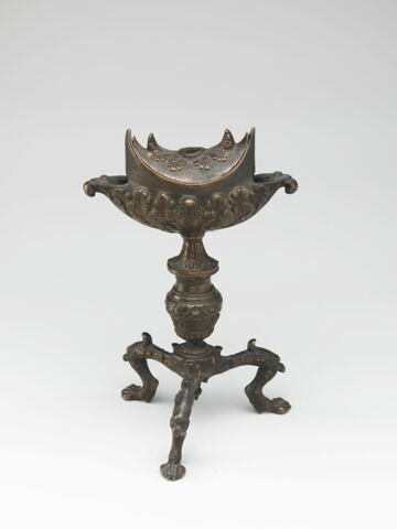 Lampe dont le couvercle est surmonté d'une demi figure de Minerve