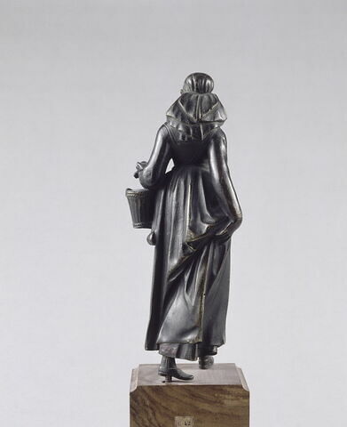 Statuette : jeune femme avec un panier, image 4/5