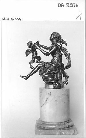 Statuette : nymphe jouant avec un satyre ailé