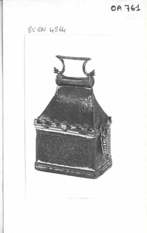 Tronc à aumônes portatif en forme de maison ou boîte aux saintes huiles, image 7/7