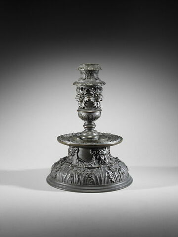 Flambeau à large base ronde ornée de palmettes et de têtes de satyres, image 2/5