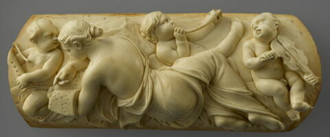 Relief convexe : scène de concert
