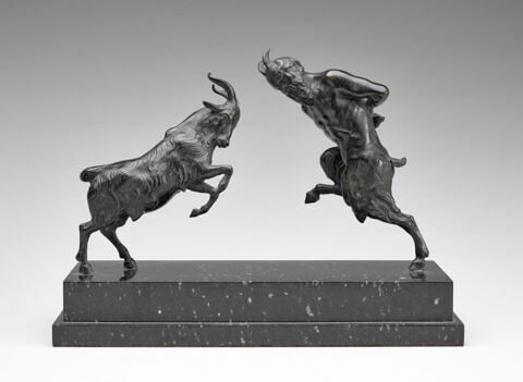 Groupe sculpté : un satyre et une chèvre