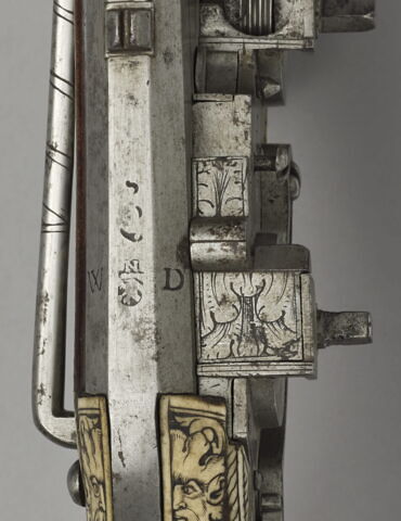 Pistolet à décor incrusté de scènes de chasse, image 7/9
