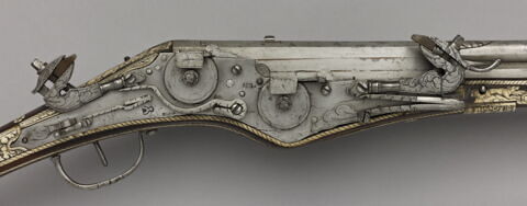 Pistolet à décor incrusté de scènes de chasse, image 2/9