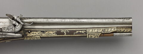 Pistolet à décor incrusté de scènes de chasse, image 3/9