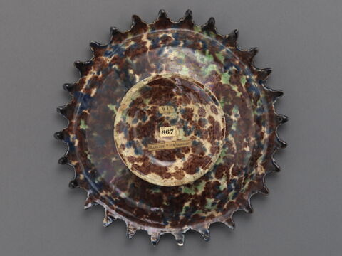 Plat rond à décor rayonnant, image 2/4