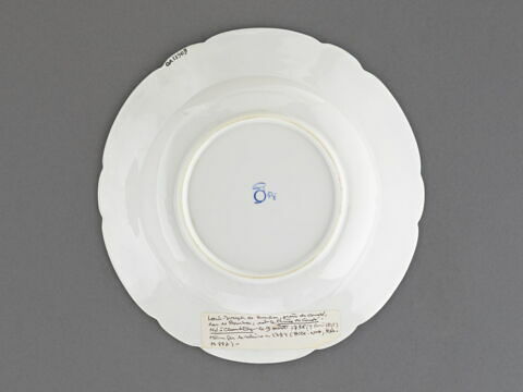 Assiette en porcelaine à décor en camïeu bleu, image 2/2