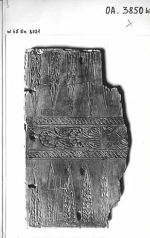 Diptyque ou plaque de reliure : deux apôtres entourant un médaillon du Christ, voir OA 3223. Jeu de tric-trac au revers, image 5/5