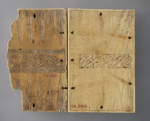 Diptyque ou plaque de reliure : deux apôtres entourant un médaillon du Christ, voir OA 3223. Jeu de tric-trac au revers, image 4/5