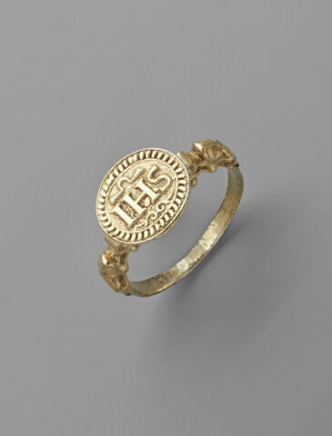Bague avec le monogramme IHS